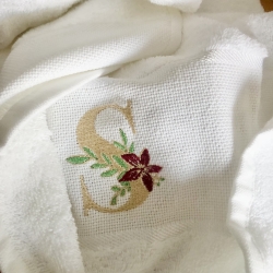 Serviette "Initiale fleurie" brodée